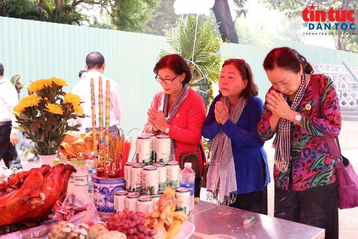 Người dân các tỉnh, thành kính thắp hương tưởng nhớ các anh hùng liệt sĩ tại Công viên Lê Thị Riêng, TP Hồ Chí Minh.