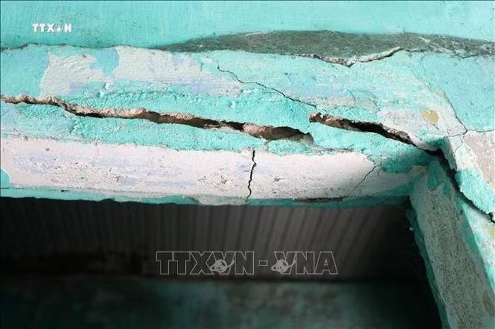 Lớp vữa trát đã phong hóa, bong tróc ở nhiều vị trí.