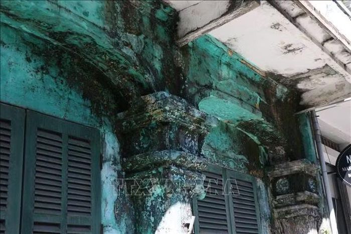 Hệ thống tường công trình bị phong hóa, ẩm mốc và bong tróc.
