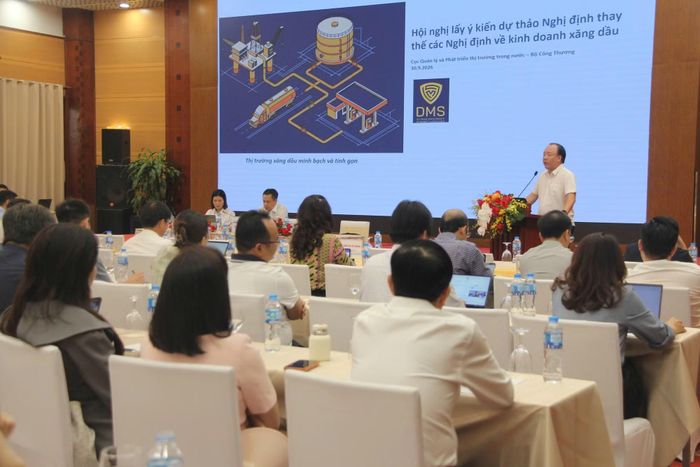 Ông Trần Hữu Linh, Cục trưởng Quản lý và Phát triển thị trường trong nước (Bộ Công Thương) trình bày về những điểm mới của Dự thảo Nghị định thay thế các Nghị định của Chính phủ về kinh doanh xăng dầu.