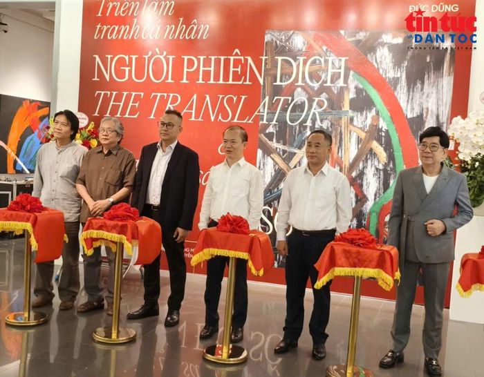 Các đại biểu cắt băng khánh thành triển lãm.