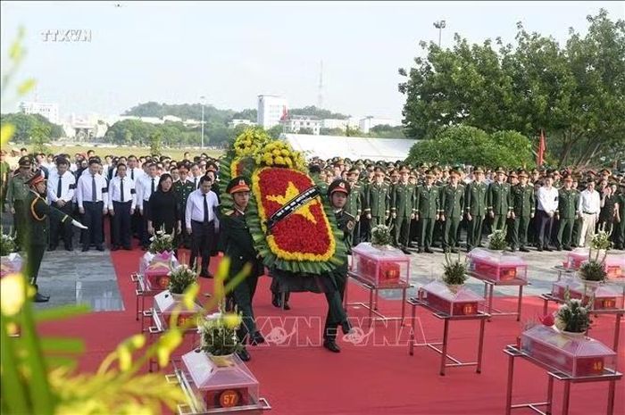 Các Đoàn dâng hoa, dâng hương tưởng niệm các Anh hùng liệt sĩ. Ảnh: Hương Thu/TTXVN