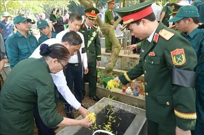 An táng hài cốt liệt sĩ tại Nghĩa trang phường Cam Đường. Ảnh: Hương Thu/TTXVN