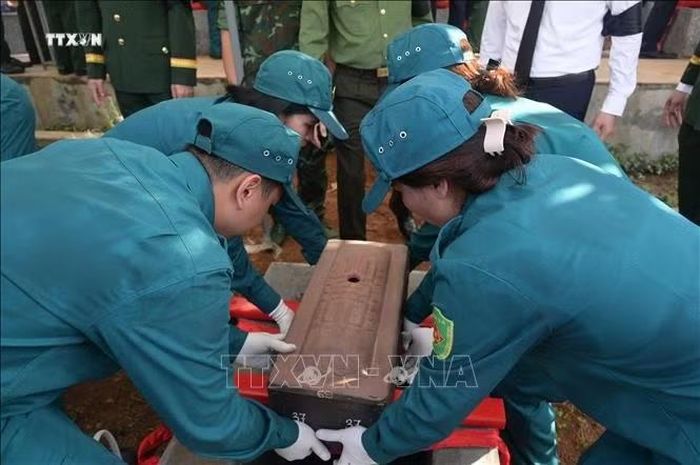 An táng hài cốt liệt sĩ tại Nghĩa trang phường Cam Đường. Ảnh: Hương Thu/TTXVN