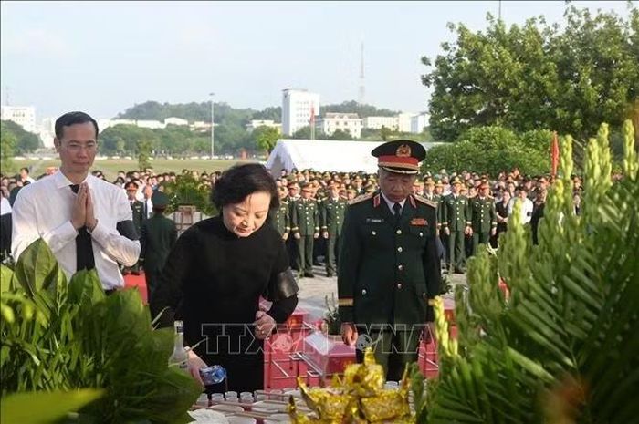 Bí thư Trung ương Đảng, Phó Thủ tướng Chính phủ Phạm Thị Thanh Trà, Trưởng Ban Chỉ đạo quốc gia về tìm kiếm, quy tập và xác định danh tính hài cốt liệt sĩ thắp hương tưởng niệm các Anh hùng, liệt sĩ. Ảnh: Hương Thu/TTXVN