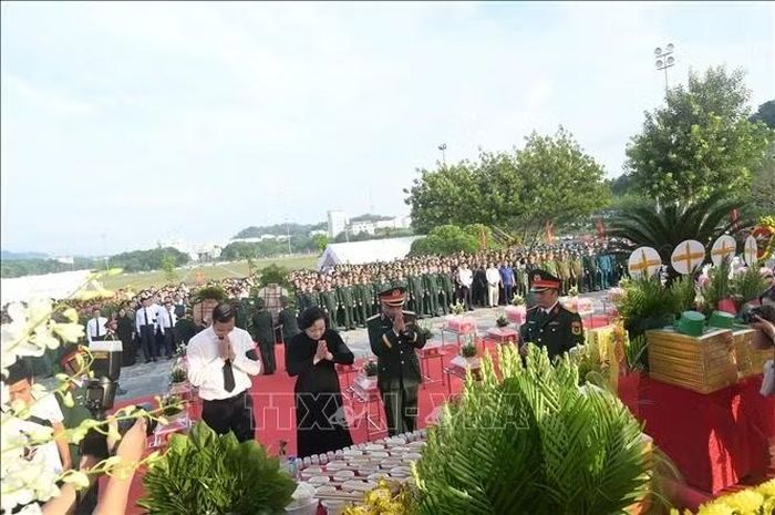 Bí thư Trung ương Đảng, Phó Thủ tướng Chính phủ Phạm Thị Thanh Trà, Trưởng Ban Chỉ đạo quốc gia về tìm kiếm, quy tập và xác định danh tính hài cốt liệt sĩ cùng các đại biểu thực hiện nghi thức dâng hương tưởng niệm. Ảnh: Hương Thu/TTXVN