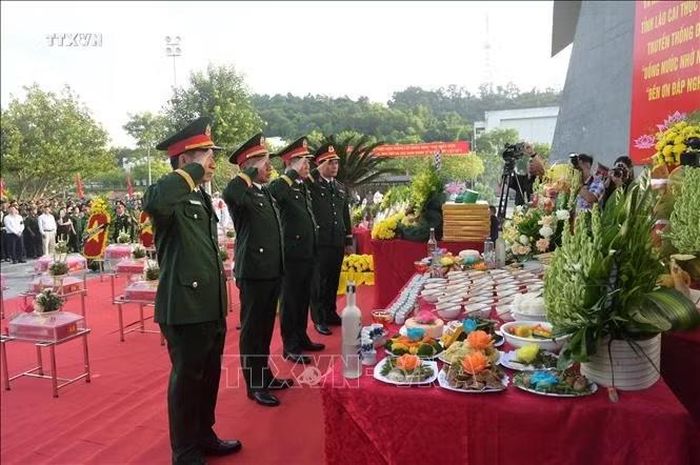 Các đại biểu dâng hương tưởng niệm các Anh hùng liệt sĩ. Ảnh: Hương Thu/TTXVN