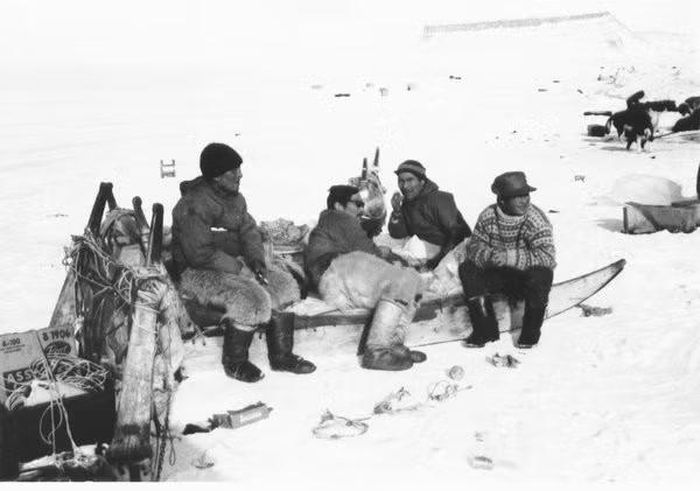 Người Inuit sống gần Căn cứ Không quân Thule, Greenland, vào năm 1968. Ảnh: Wikimedia Commons