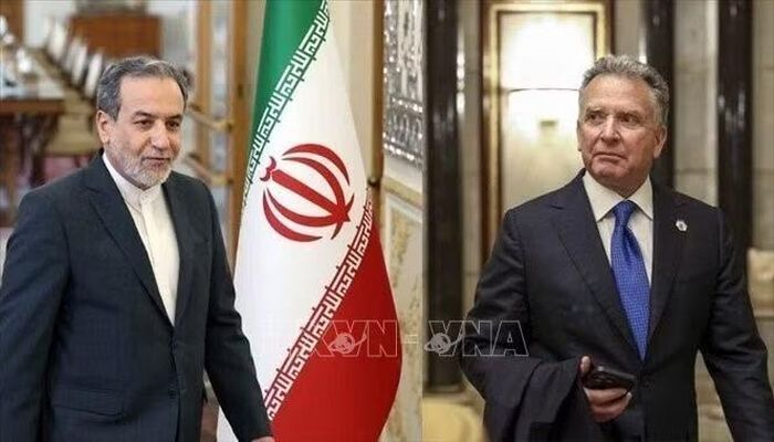 Ngoại trưởng Iran Abbas Araqchi (trái) và Đặc phái viên của Tổng thống Mỹ phụ trách vấn đề Trung Đông Steve Witkoff, hai quan chức tiến hành đàm phán về chương trình hạt nhân của Tehran tại Oman. Ảnh: IRNA/TTXVN