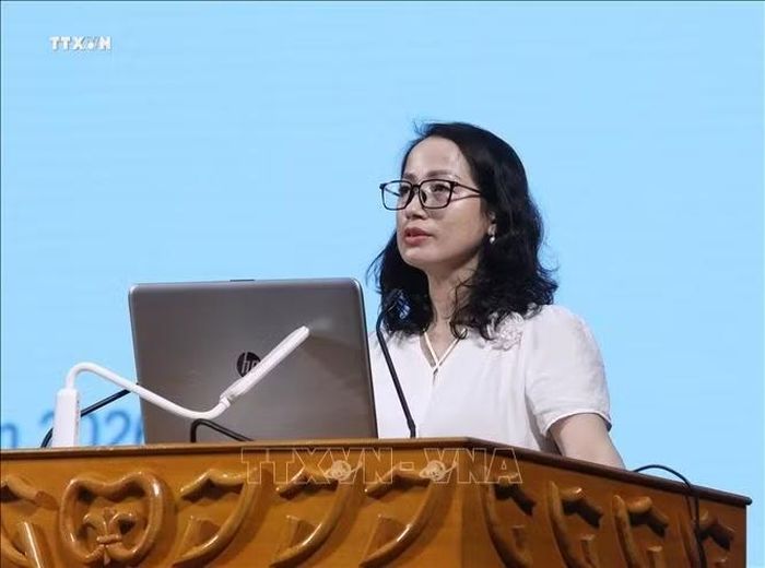 Đại biểu trình bày các chuyên đề.
