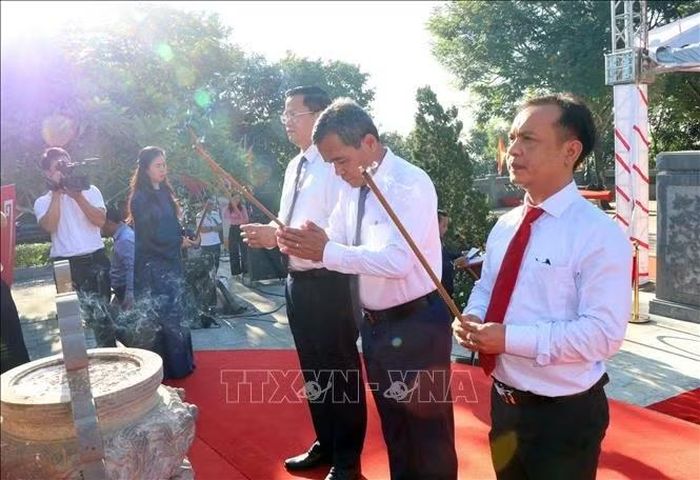 Đại diện lãnh đạo tỉnh Quảng Ngãi dâng hương tại núi Thiên Ấn, nơi yên nghỉ của Cụ Huỳnh Thúc Kháng. Ảnh: Cao Nguyên/TTXVN