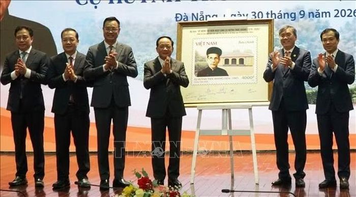 Quang cảnh Lễ công bố phát hành bộ tem bưu chính “Kỷ niệm 150 năm Ngày sinh cụ Huỳnh Thúc Kháng (1876-2026)”. Ảnh: Quốc Dũng/TTXVN