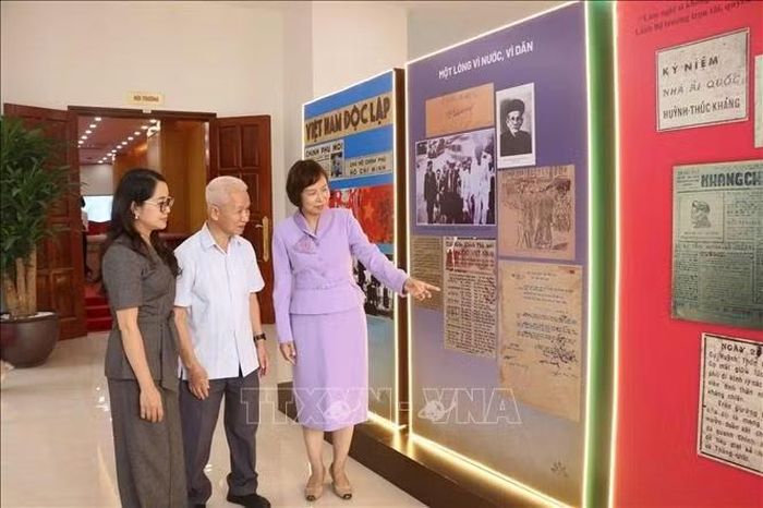 Đại biểu tìm hiểu thông tin về nhà chiến sĩ yêu nước Huỳnh Thúc Kháng tại khu trưng bày sự kiện. Ảnh: Vũ Hoàng Giang/TTXVN