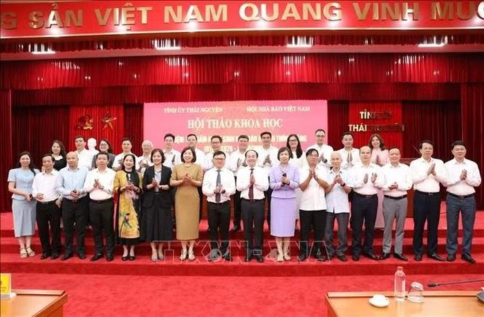 Các đại biểu chụp ảnh lưu niệm tại Hội thảo. Ảnh: Vũ Hoàng Giang /TTXVN