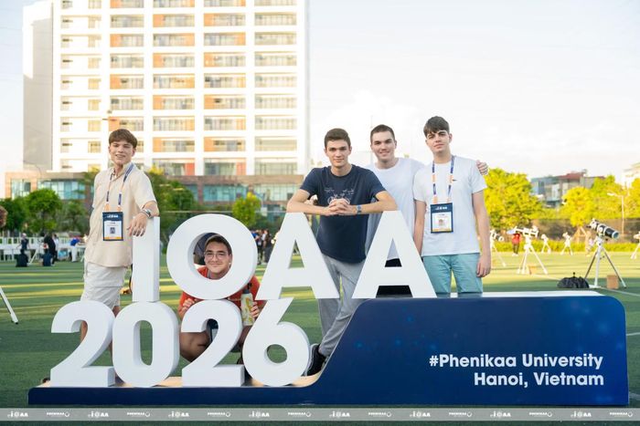 Sinh viên quốc tế tham dự Kỳ thi Olympic Thiên văn học và Vật lý thiên văn Quốc tế tại Đại học Phenikaa. Ảnh: DH