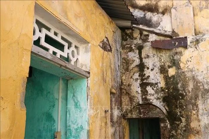 Gần một thế kỷ tồn tại và qua nhiều giai đoạn sử dụng, công trình đã xuống cấp.