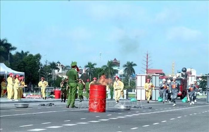 Các đơn vị tham gia diễn tập nội dung 100m chữa cháy phối hợp cứu người, cứu tài sản và chữa cháy. Ảnh: Đinh Văn Nhiều/TTXVN