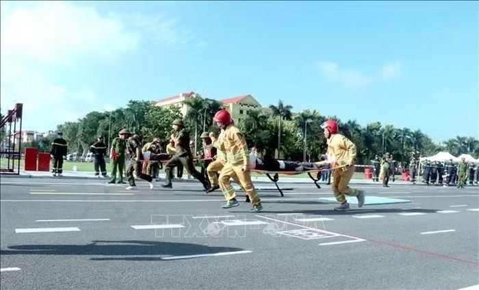Các đơn vị tham gia nội dung chạy 100m chữa cháy phối hợp cứu người, cứu tài sản và chữa cháy. Ảnh: Đinh Văn Nhiều/TTXVN