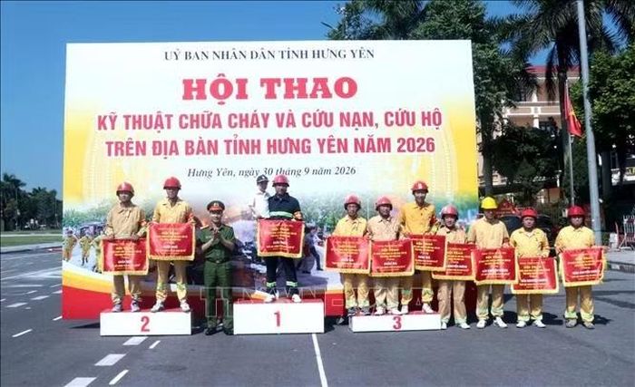 Ban Tổ chức trao giải cho các đội tham dự Hội thao kỹ thuật chữa cháy và cứu nạn, cứu hộ. Ảnh: Đinh Văn Nhiều/TTXVN