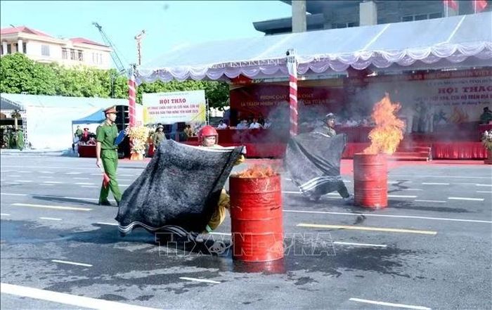 Các đơn vị tham gia nội dung 100m chữa cháy phối hợp cứu người, cứu tài sản và chữa cháy. Ảnh: Đinh Văn Nhiều/TTXVN