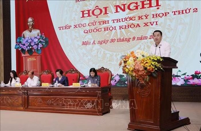 Chủ tịch UBND tỉnh Lào Cai Nguyễn Tuấn Anh phát biểu tiếp thu và làm rõ ý kiến cử tri. Ảnh: Tuấn Anh/TTXVN