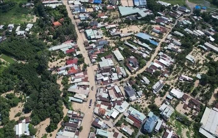 Toàn cảnh khu dân cư gần suối Bưng Môn (phường Long Thành, thành phố Đồng Nai) ngập sâu trong nước.