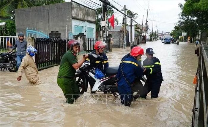 Lực lượng chức năng thành phố Đồng Nai hỗ trợ đưa xe máy của người dân ra khỏi vùng nước sâu, chảy xiết.