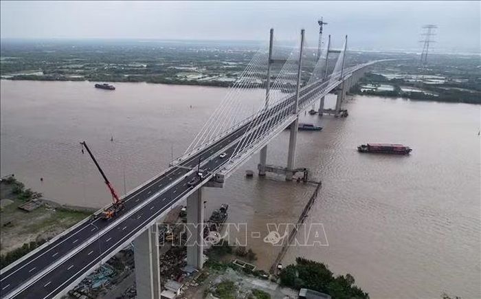Cầu Phước Khánh (bắc qua sông Đồng Nai) trên cao tốc Bến Lức - Long Thành nối Thành phố Hồ Chí Minh với thành phố Đồng Nai.