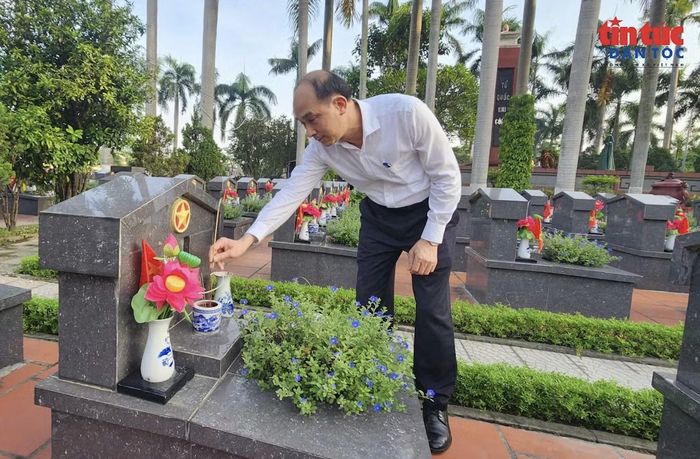 Phó Giám đốc Sở Nội vụ Hà Nội Nguyễn Tây Nam thành kính tưởng niệm các Anh hùng liệt sĩ tại Nghĩa trang liệt sĩ Nhổn.