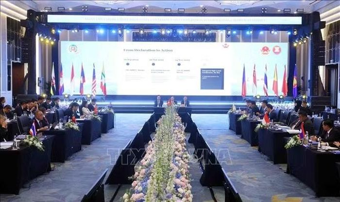 Phiên họp toàn thể Hội nghị lãnh đạo cơ quan thực thi pháp luật các nước ASEAN về hợp tác đấu tranh tội phạm truy nã. Ảnh: Phạm Kiên/TTXVN