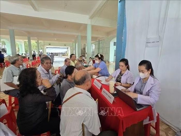 Khám sàng lọc sức khỏe cho người cao tuổi.