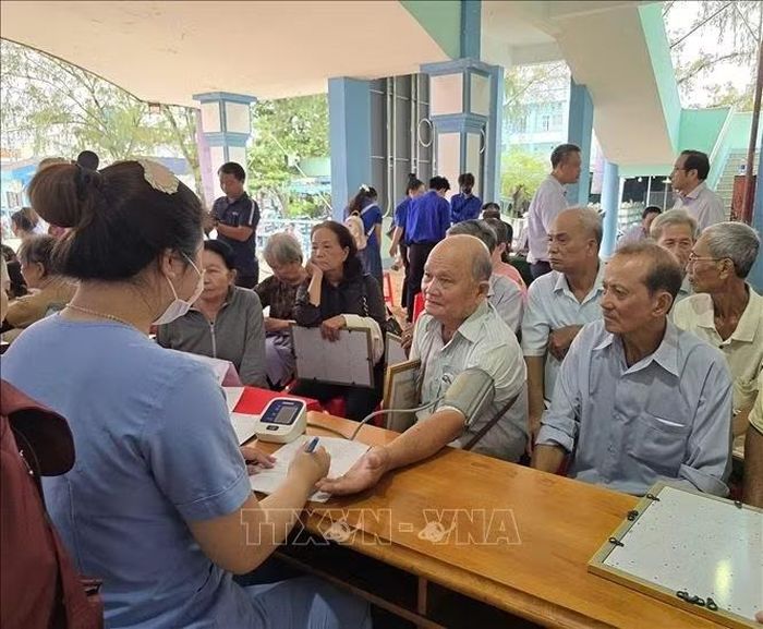 Thăm khám cho người cao tuổi.