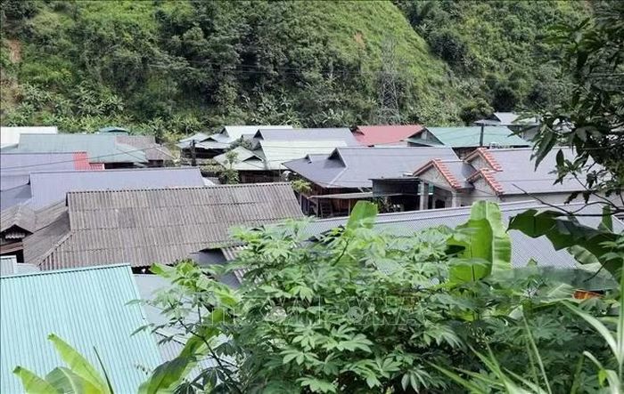 Những ngôi nhà nằm san sát nhau của bản Nà Hừ khiến cho không gian sống bị bó hẹp.