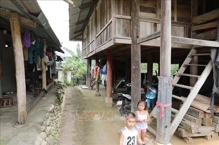 Những ngôi nhà sàn ở bản Nà Hừ nằm san sát nhau khiến cuộc sống người dân nơi đây gặp không ít khó khăn.