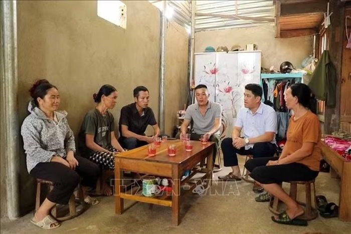 Nhiều gia đình cả 3 thế hệ ở trong một ngôi nhà chưa đầy 100 mét vuông, không có vườn hay đất tăng gia sản xuất.