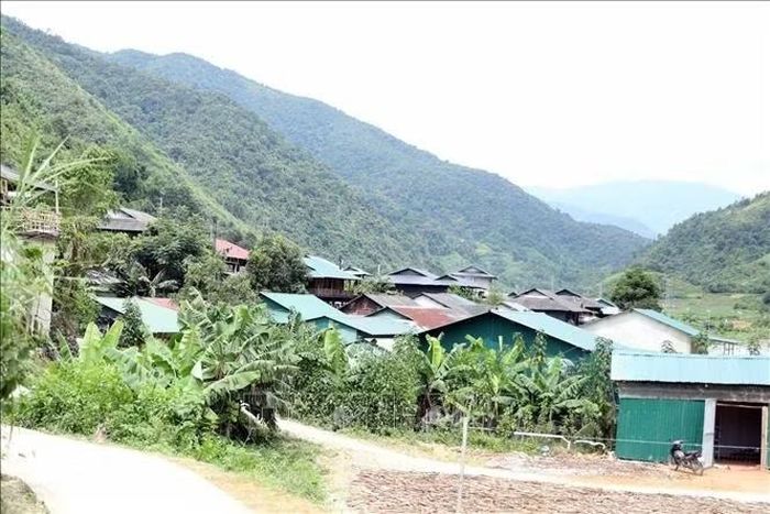 Những ngôi nhà nằm san sát nhau khiến cuộc sống, sinh hoạt của người dân bản Nà Hừ gặp nhiều khó khăn.