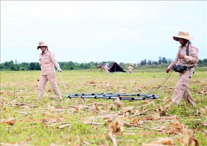 Các thành viên nhóm Cố vấn Bom mìn MAG tiến hành rà phá bom mìn tại xã Đại Trạch (tỉnh Quảng Trị). Ảnh minh họa: Tá Chuyên/TTXVN