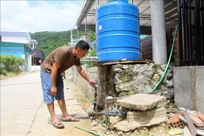 Hệ thống cấp nước xuống cấp, nhiều hộ phải tự kéo đường ống.