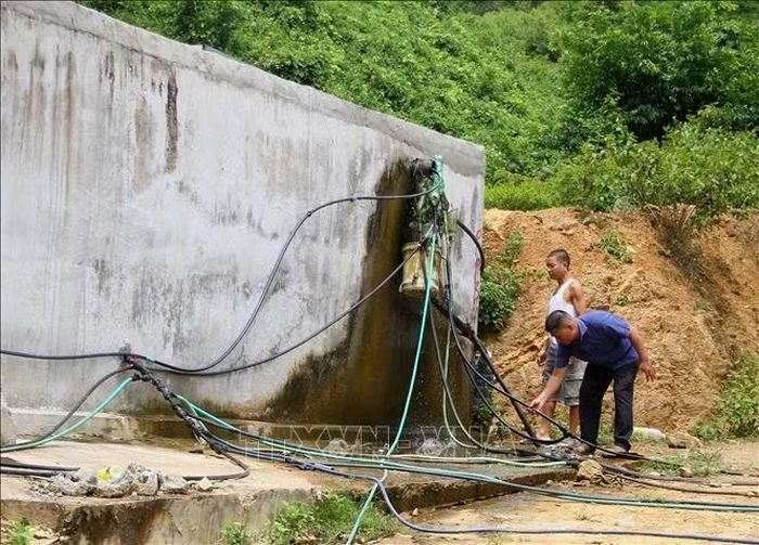 Hệ thống cấp nước xuống cấp, nhiều hộ phải tự kéo đường ống, nguy cơ thiếu nước sinh hoạt ngày càng rõ rệt.