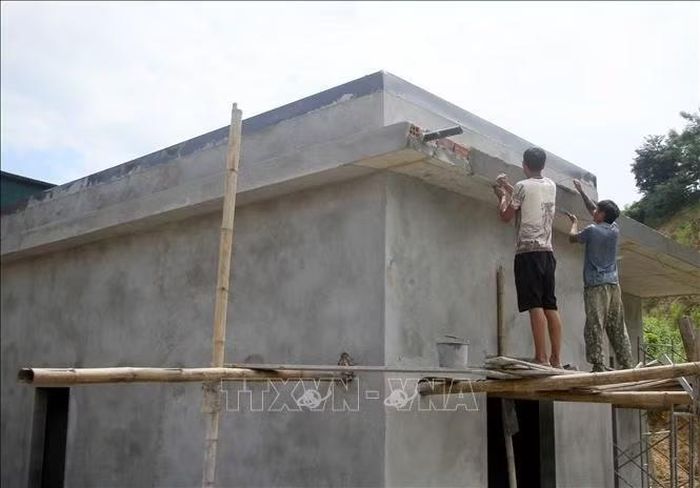 Một số hộ dân đang hoàn thiện nhà tại khu tái định cư bản Hòa Sơn, xã Mường Xén nhưng vẫn chưa nhận được số tiền mà chính quyền địa phương thông báo trước đó.