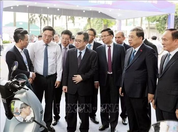 Các đại biểu tham quan triển lãm về các ngành công nghiệp hỗ trợ tiêu biểu của tỉnh Phú Thọ.