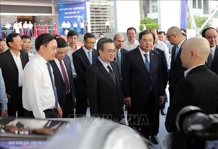 Các đại biểu tham quan triển lãm về các ngành công nghiệp hỗ trợ tiêu biểu của tỉnh Phú Thọ.