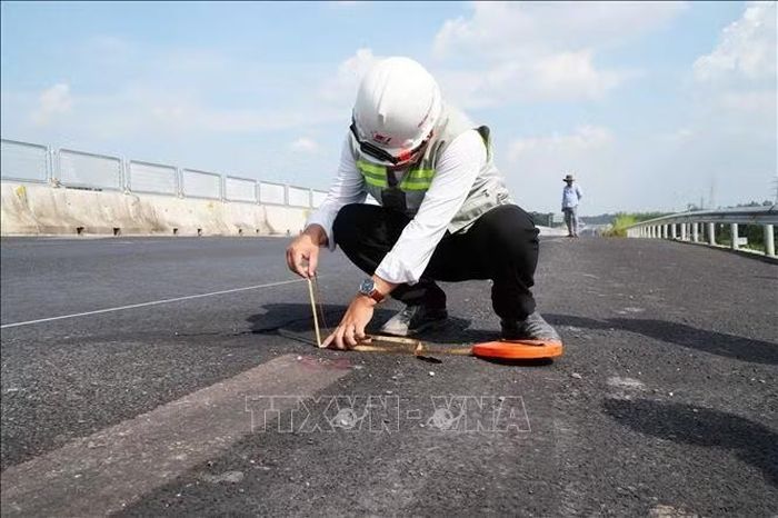 Kiểm tra tình trạng lún, nứt trên cao tốc Biên Hòa - Vũng Tàu, đoạn qua Đồng Nai.