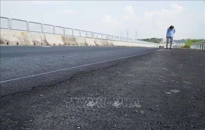 Tình trạng nứt trên cao tốc Biên Hòa - Vũng Tàu, đoạn qua Đồng Nai. Ảnh: Công Phong - TTXVN