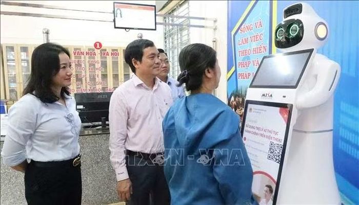 Chủ tịch UBND xã Thuận Lợi Nguyễn Đức Thành giới thiệu, trao đổi về robot tích hợp trí tuệ nhân tạo hỗ trợ người dân tra cứu, thực hiện thủ tục hành chính tại Trung tâm Phục vụ hành chính công xã.
