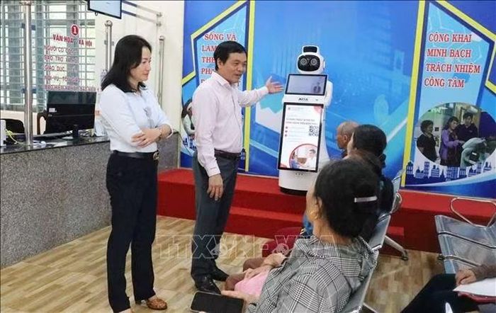 Chủ tịch UBND xã Thuận Lợi Nguyễn Đức Thành giới thiệu, trao đổi về robot tích hợp trí tuệ nhân tạo hỗ trợ người dân tra cứu, thực hiện thủ tục hành chính tại Trung tâm Phục vụ hành chính công xã.