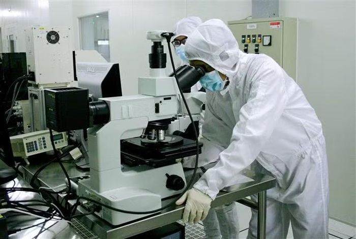 Nghiên cứu phát triển sản phẩm vi mạch bán dẫn, kết quả hợp tác chuyển giao công nghệ tại Khu công nghệ cao Thành phố Hồ Chí Minh. Ảnh: Tiến Lực/TTXVN