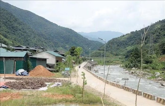 Bản Nà Hừ nằm sát bên dòng suối Nậm Bụm, phía sau giáp với Quốc lộ 4H khiến quỹ đất không thể mở rộng thêm, trong khi dân số ngày một tăng theo thời gian.