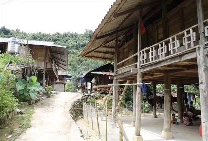Những ngôi nhà nằm san sát nhau ở bản Nà Hừ.
