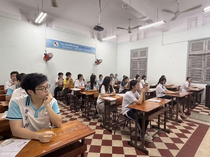 Thí sinh TP Hồ Chí Minh tại điểm Trường THPT chuyên Lê Hồng Phong. Ảnh: Hương Trần/Báo Tin tức và Dân tộc